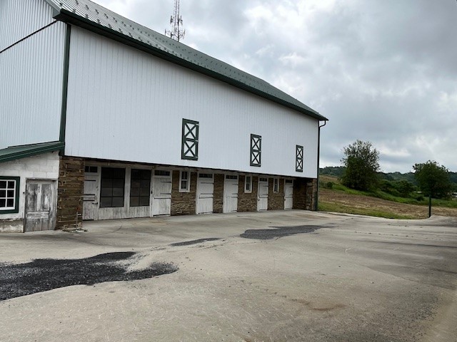 572 Old U.S. 22 - Barn & Pasture